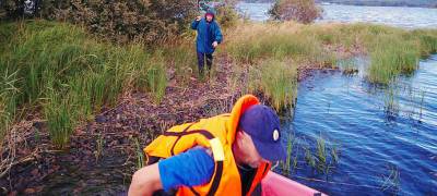 Турист перевернулся на байдарке на озере в Карелии – потребовалась помощь спасателей (ФОТО)