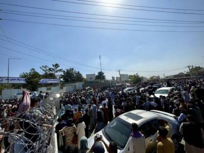 Тысячи людей штурмуют аэропорт Кабула на фоне ложных слухов о возможности уехать за рубеж и мира