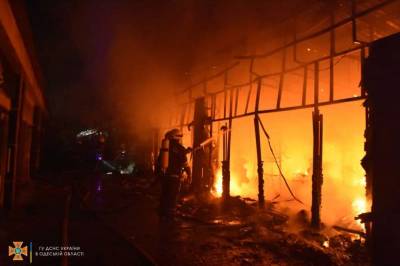 Несчастный случай или поджог: ночью в Одессе сгорел обувной магазин «Конфискат» (фото)