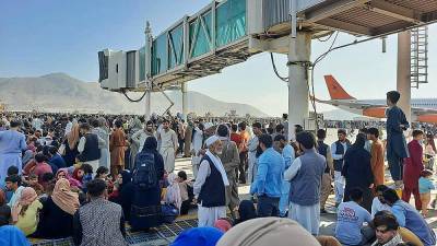 Паника в аэропорту Кабула, несмотря на обещания талибов вести "открытую и инклюзивную" политику
