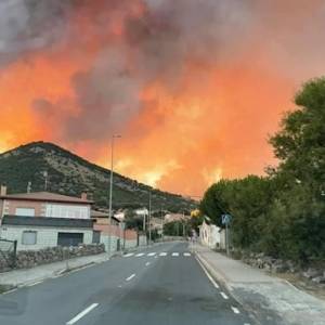 Из-за пожаров в Испании эвакуировали сотни людей