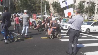 Инвалиды перекрыли движение на въезде в Иерусалим: "Ждите новых сюрпризов"