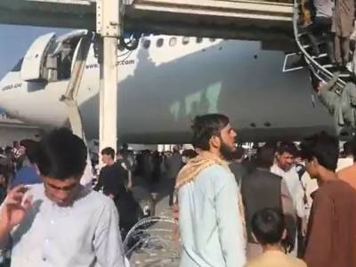 СМИ пишут о пяти погибших в аэропорту Кабула. Туда массово ринулись люди после захватала города "Талибаном"