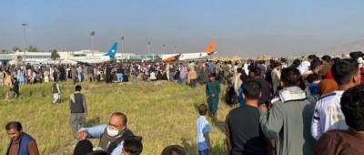 В аэропорту Кабула толпа прорвалась на летное поле: американские военные стреляют