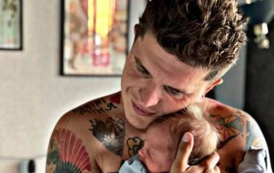 Отцовская любовь: Анатолий Анатолич сделал две татуировки в честь новорожденного сына Нила (ФОТО)