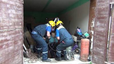 В Кемерове спасатели пришли на помощь пенсионерке, упавшей в погреб