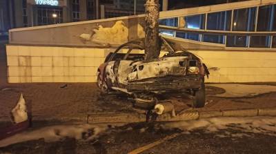 Автомобиль врезался в осветительную мачту и загорелся на Партизанском проспекте в Минске