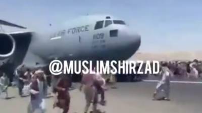 Убежать из Афганистана: СМИ показали, как люди выпадают из самолета