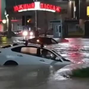 В РФ сильный ливень затопил Новороссийск: в городе звучали сирены. Видео