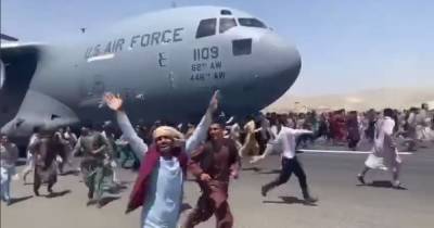 Бегство из Кабула: люди цепляются за шасси самолетов и привязывают себя к крыльям (видео)