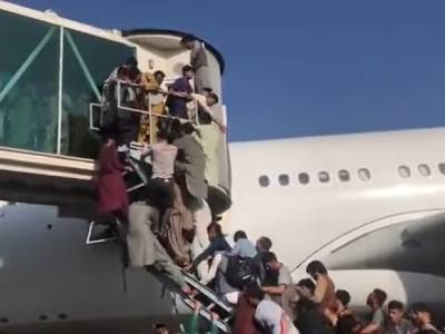 С вылетающего из Кабула самолета сорвались несколько человек (видео)