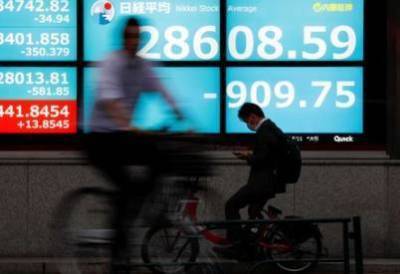 Японские акции снизились из-за опасений за экономику, укрепления иены