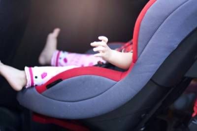 В Запорожье горе-мать оставила младенца в машине в жару и пошла за покупками