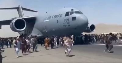 Появилось видео, как афганцы цеплялись за вылетавший из Кабула самолёт
