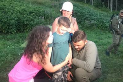 Спасение шестилетнего мальчика в Карпатах: спал на земле и держал оборону палкой