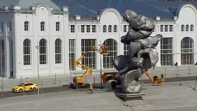 Новости на "России 24". Скандальная скульптура возмутила москвичей сходством с отходами жизнедеятельности