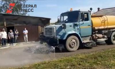 К приезду губернатора Куйвашева в Серове помыли грунтовую дорогу