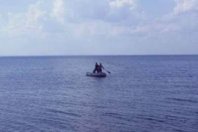 В открытое море на запорожском курорте унесло лодку с рыбаками