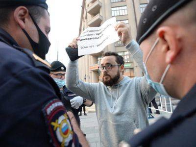 Главреда Baza оштрафовали на 180 тысяч рублей из-за акции в поддержку Навального