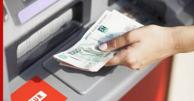 Россияне начали массово забирать деньги из банков
