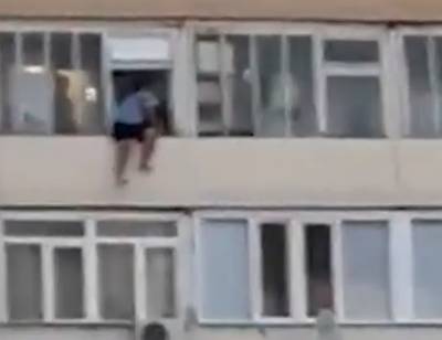 Полиция задержала мужчину, столкнувшего человека с балкона