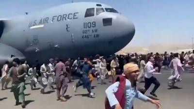Жители Афганистана пытаются зацепиться за самолёт ВВС США — видео