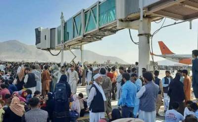 В аэропорту Кабула люди цеплялись за шасси самолетов, чтобы улететь из страны, есть погибшие