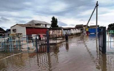 В Кирилловке из-за потопа улицы превратились в "грязное болото"