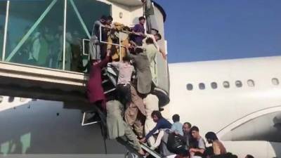 Хаос в аэропорту Кабула из-за тысяч мирных жителей, которые пытаются выехать из страны