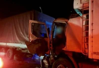 В Николаеве водитель грузовика въехал в стоящую фуру, есть погибший (фото)