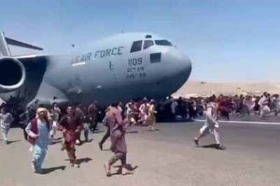 США временно остановили эвакуацию из Кабула для расчистки летного поля от людей