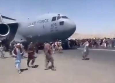 Хаос в аэропорту Кабула: люди цепляются за самолеты в надежде покинуть Афганистан, есть погибшие