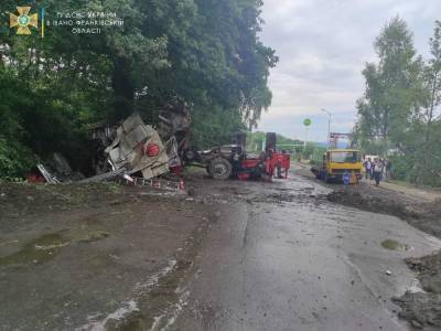 В Карпатах перевернулся ехавший на вызов пожарный автомобиль, пострадали шестеро спасателей