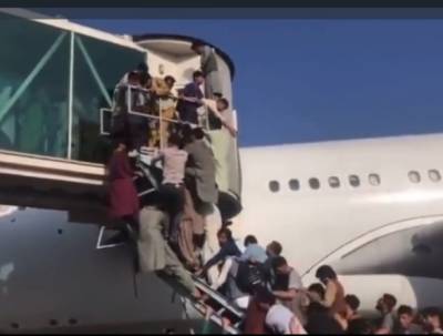 СМИ утверждают, что людей выкидывали из вылетевшего из Кабула самолета (Видео)