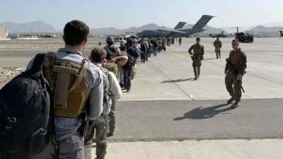 США временно прекратили эвакуацию из Кабула для расчистки летного поля