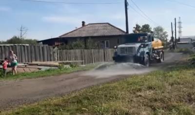"Ещё бы асфальт положили": Свердловский губернатор высмеял мытьё дороги перед его приездом