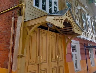 Правительство объяснило замену исторических окон и дверей на ОКН на улице Горького