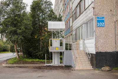 В Мурманске завершается ремонт входа в помещение для инвалидов «Валентина-плюс»