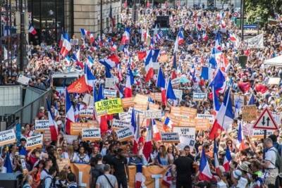 Жители Франции вышли на массовые протесты из-за паспортов здоровья