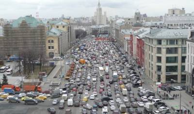 Треть автовладельцев России ежегодно тратит больше недели в пробках