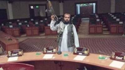 Талибы с оружием ворвались в парламент Афганистана и сняли флаг