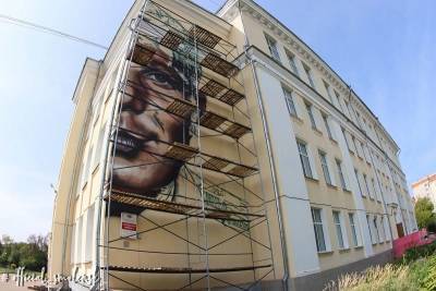 В Смоленске рисуют масштабное граффити с изображением Юрия Гагарина