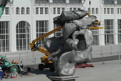 Максим Галкин - Урс Фишер - Новую скульптуру на Болотной набережной сравнили с мусором и «стопкой дерьма» - lenta.ru - Москва - Швейцария