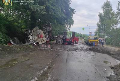 На Ивано-Франковщине перевернулся пожарный автомобиль, пострадали шестеро спасателей