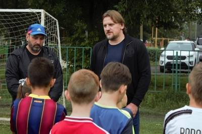 Экс-нападающий сборной России Дмитрий Булыкин посетил две детских футбольных секции в Ростовской области