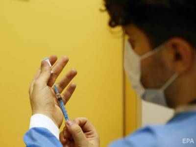 В Германии начали прививать третьей дозой вакцины от коронавируса