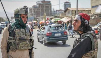 Брошенная экипировка афганских солдат на улице Кабула