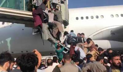 Семь человек погибли в аэропорту Кабула при давке