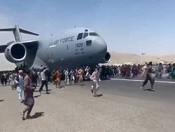 СМИ: рассчитанный на 150 человек самолет взял на борт 800 пассажиров из Кабула