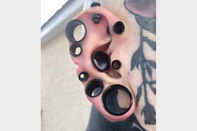 Мужчина с полностью татуированным телом показал «сырные дырки» в ушках